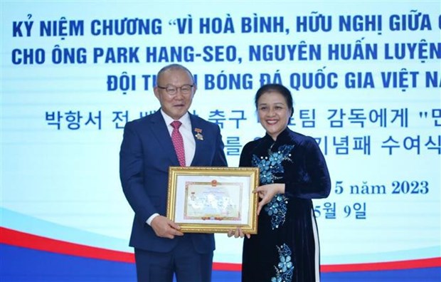 Entregan medalla “Por la paz y la amistad entre los pueblos” al entrenador Park Hang-seo hinh anh 1