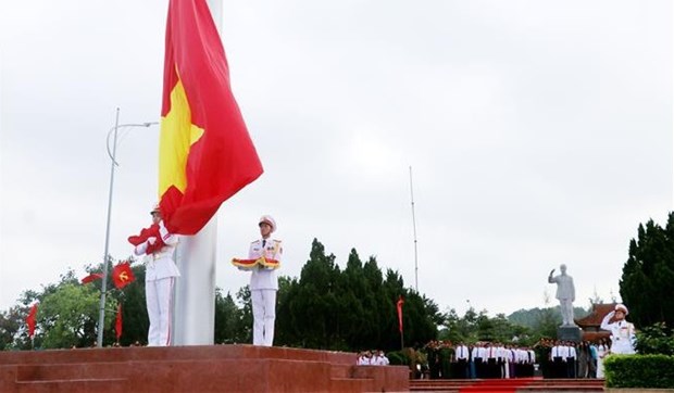 Ceremonia de izamiento de bandera en isla Co To con motivo de visita del Tio Ho hinh anh 1