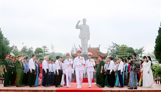 Ceremonia de izamiento de bandera en isla Co To con motivo de visita del Tio Ho hinh anh 2