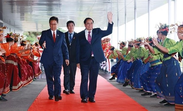 Premier vietnamita llega a Indonesia para asistir a la Cumbre de ASEAN hinh anh 1