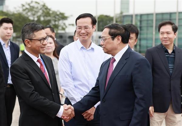 Premier de Vietnam parte rumbo a Indonesia para asistir a Cumbre de ASEAN hinh anh 2