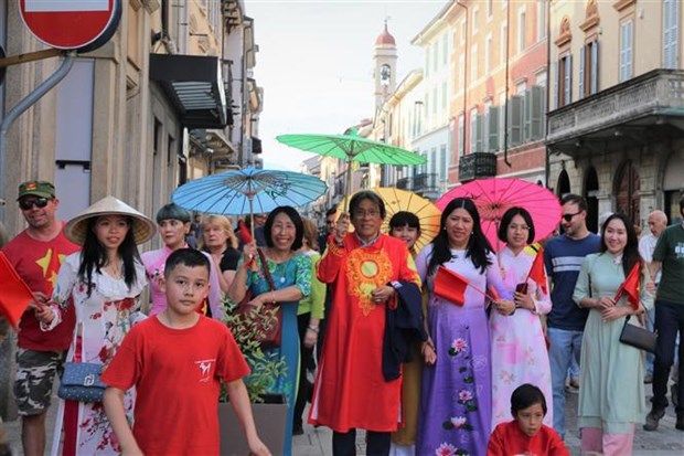 Promocionan cultura vietnamita en Festival de las Naciones en Italia hinh anh 2