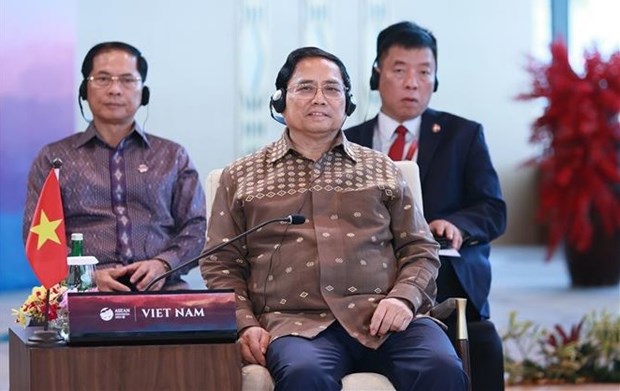 Premier vietnamita asiste a reunion restringida de la 42ª Cumbre de ASEAN hinh anh 1