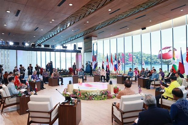 Premier vietnamita asiste a reunion restringida de la 42ª Cumbre de ASEAN hinh anh 2