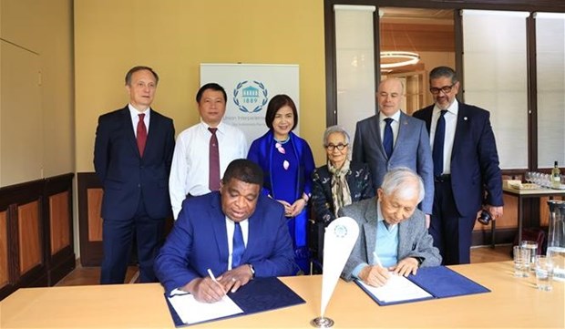 Centro educativo vietnamita firma acuerdo de cooperacion con Union Interparlamentaria hinh anh 1