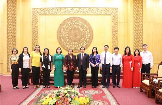 Dirigentes de Ninh Binh reciben a delegacion de Federacion de Mujeres Cubanas hinh anh 1