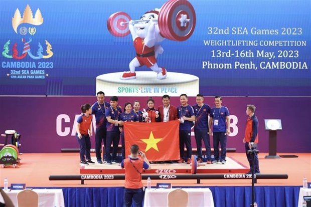 Esgrimistas vietnamitas aportan medallas a delegacion nacional en SEA Games 32 hinh anh 1