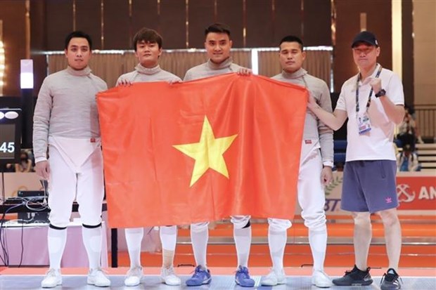 Esgrimistas vietnamitas aportan medallas a delegacion nacional en SEA Games 32 hinh anh 2
