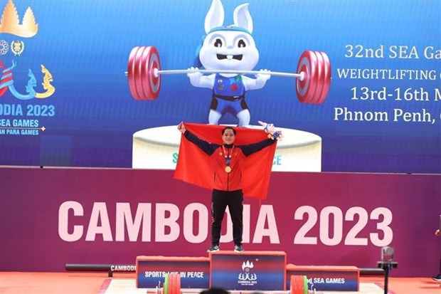 Pesista vietnamita establece tres plusmarcas en SEA Games 32 hinh anh 1