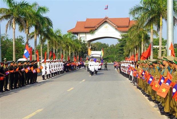 Repatrian restos de martires vietnamitas caidos en Laos hinh anh 1