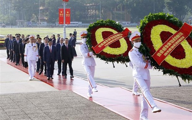 Dirigentes del Partido y Estado rinden homenaje al Presidente Ho Chi Minh hinh anh 1
