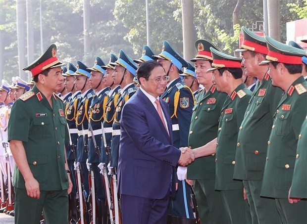 Premier vietnamita insta al Ejercito a promover estudio de ciencia y tecnologia hinh anh 2