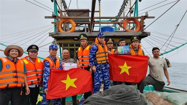 Guardia costera vietnamita acompana a pescadores contra pesca ilegal hinh anh 1