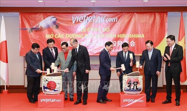 Premier asiste a ceremonia para anunciar la ruta aerea directa Hanoi-Hiroshima hinh anh 2