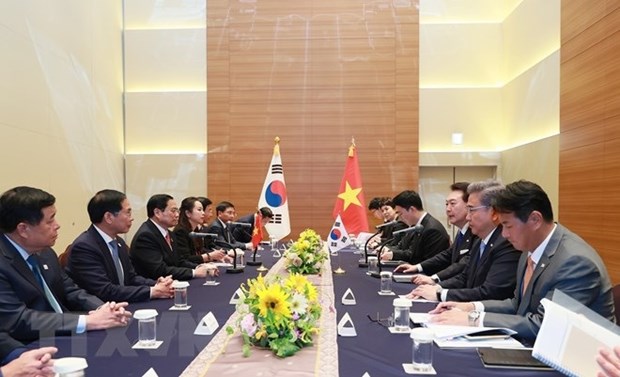 Premier vietnamita se reune con el presidente de Corea del Sur en Japon hinh anh 1