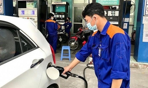 Aumentan levemente precios de gasolina en Vietnam hinh anh 1