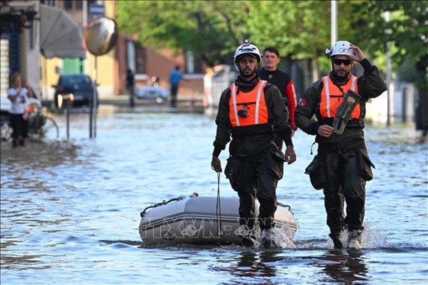 Dirigentes vietnamitas expresan condolencias a Italia por danos de inundaciones hinh anh 1