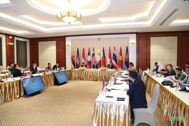 Debaten iniciativa de Vietnam sobre colocacion de bandera de la ASEAN hinh anh 2
