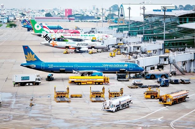 Decenas de vuelos se desvian y retrasan debido a mal tiempo en aeropuerto vietnamita hinh anh 1