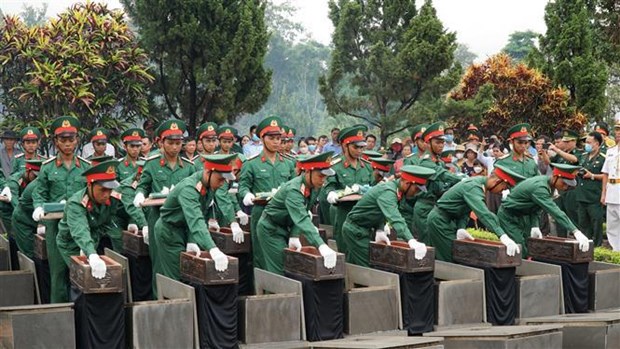 Entierran restos de combatientes voluntarios vietnamitas caidos en Camboya hinh anh 2