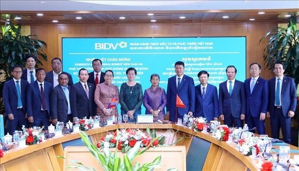 Viceprimera ministra camboyana elogia aporte del banco vietnamita al desarrollo de su pais hinh anh 1