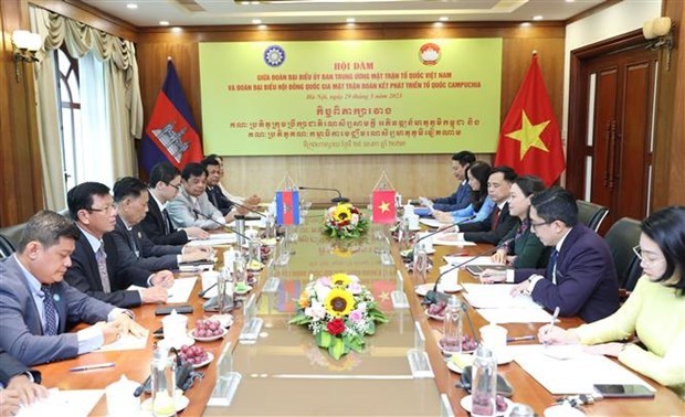 Organizaciones de masas vietnamitas y camboyanas forjan cooperacion hinh anh 1
