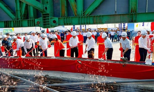Avanza construccion del puente Vinh Tuy 2 sobre el rio Rojo hinh anh 2