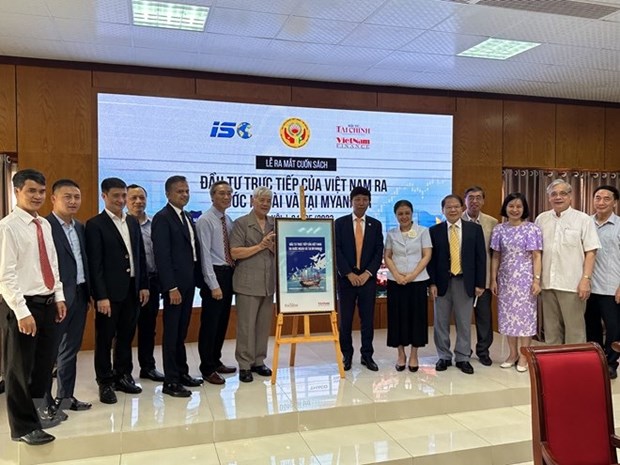 Lanzan primer libro sobre la inversion directa en el extranjero de Vietnam hinh anh 1