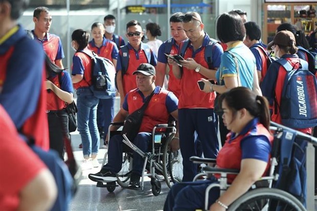 Parten atletas vietnamitas hacia Camboya para ASEAN Para Games 12 hinh anh 2