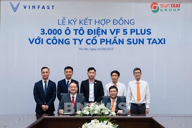 Rubrican mayor contrato de compra de vehiculos en Vietnam hinh anh 1