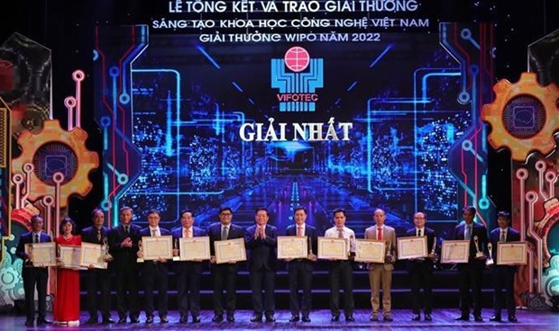 Otorgan premio de tecnologia a investigaciones excelentes de Vietnam hinh anh 1