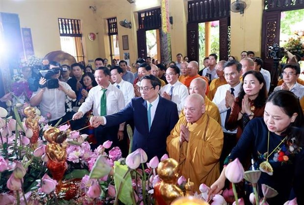 Premier vietnamita felicita a comunidad budista por el Vesak 2567 hinh anh 2