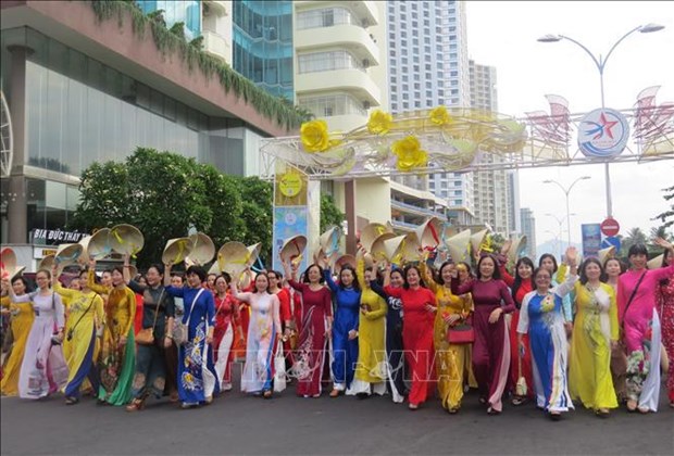 Desfilan mas de seis mil mujeres con Ao Dai en Festival del Mar Nha Trang hinh anh 3