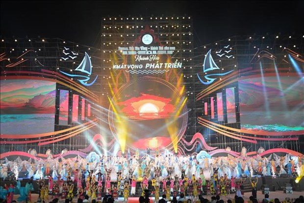 Desfilan mas de seis mil mujeres con Ao Dai en Festival del Mar Nha Trang hinh anh 1