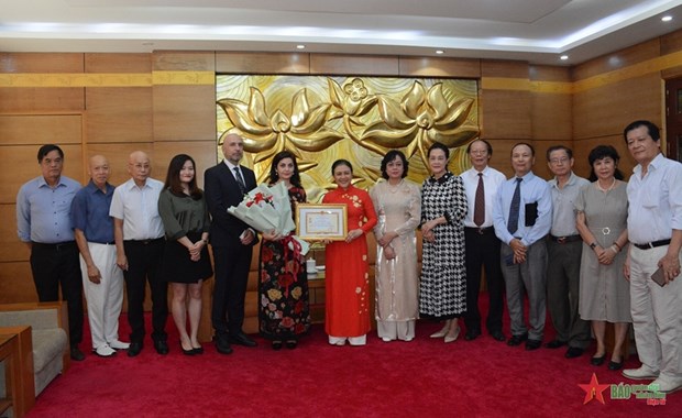 Embajadora bulgara recibe medalla de amistad de Vietnam hinh anh 2