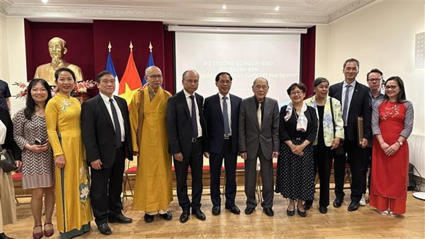 Canciller vietnamita destaca aportes de comunidad de connacionales en Francia hinh anh 2