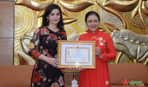 Embajadora bulgara recibe medalla de amistad de Vietnam hinh anh 1