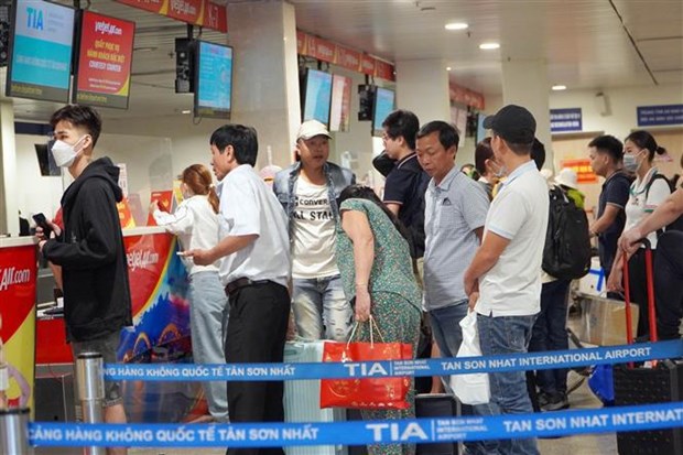 Aeropuerto Tan Son Nhat intenta satisfacer demanda de pasajeros en pico de verano hinh anh 2