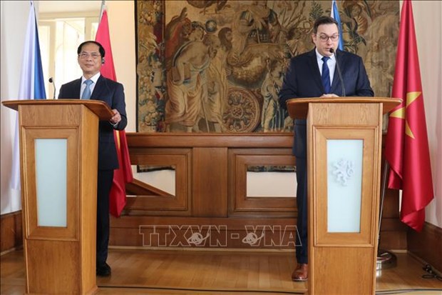 Canciller vietnamita realiza visita oficial a Republica Checa hinh anh 1