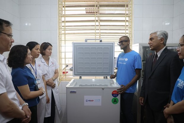 USAID y UNICEF entregan 590 refrigeradores de vacunas a Vietnam hinh anh 1