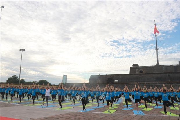 Mas de mil personas participan en el noveno Dia Internacional del Yoga en Thua Thien-Hue hinh anh 1