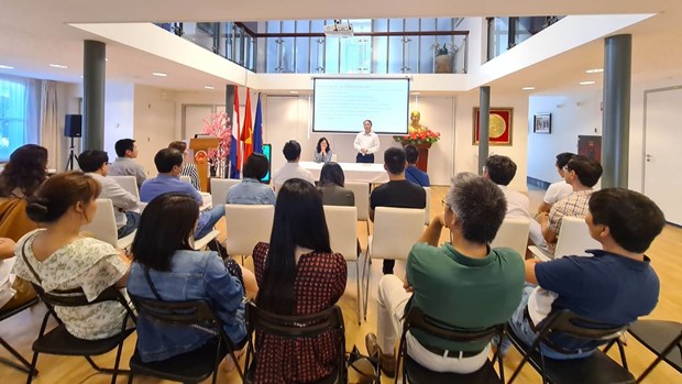 Intelectuales vietnamitas en los Paises Bajos discuten sobre TI y cambio climatico hinh anh 1