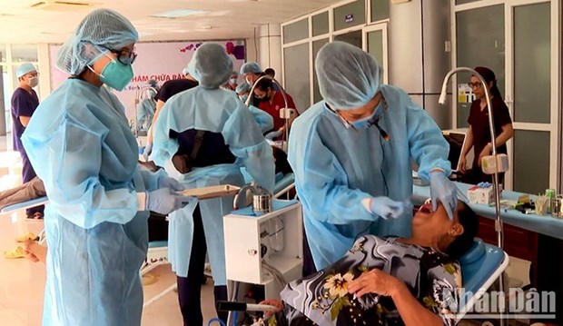 Mas de cuatro mil pobres en provincia vietnamita reciben chequeos medicos gratuitos hinh anh 1