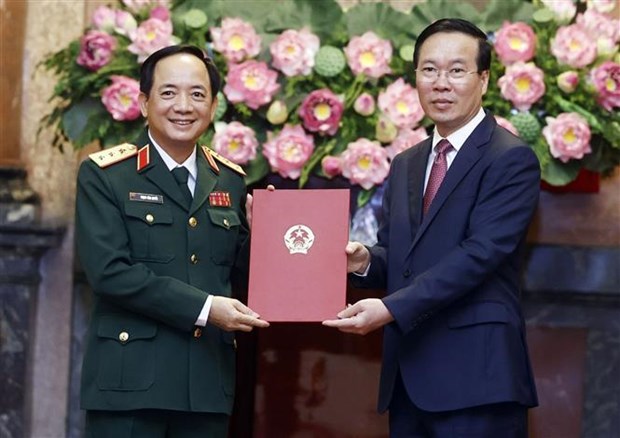 Entregan Decision de ascenso de rango a oficial del Ejercito Popular de Vietnam hinh anh 1