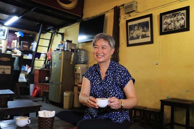 Canciller australiana disfruta cafe con huevo en casco antiguo de Hanoi hinh anh 1