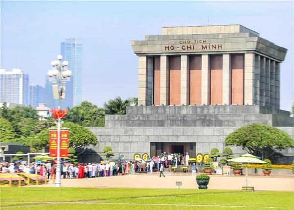 Casi 33 mil personas visitan Mausoleo dedicado al Tio Ho en Dia Nacional hinh anh 1