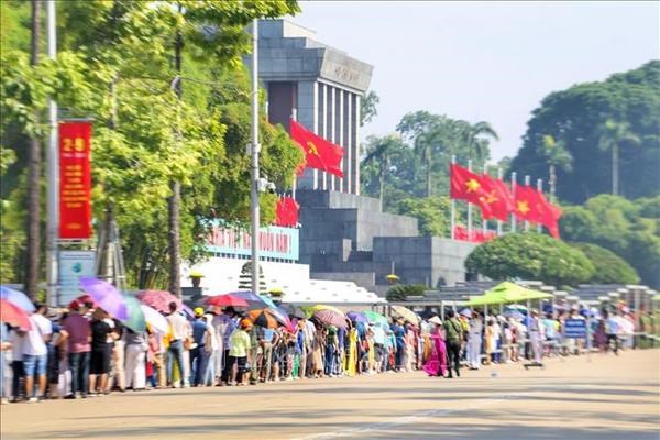 Casi 33 mil personas visitan Mausoleo dedicado al Tio Ho en Dia Nacional hinh anh 2