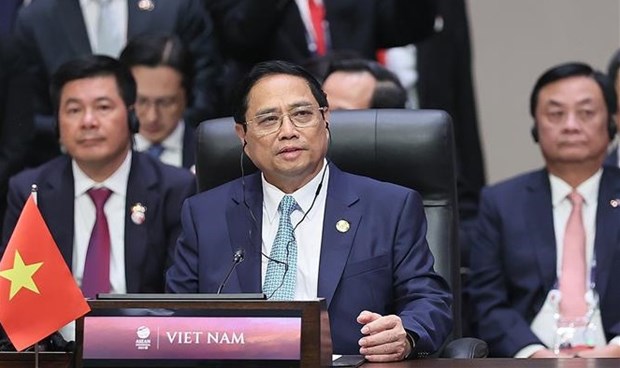 Premier vietnamita pronuncia discurso en sesion plenaria de 43ª Cumbre de ASEAN hinh anh 1