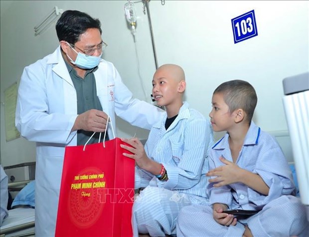 Premier vietnamita visita pacientes pediatricos con motivo del Festival de Medio Otono hinh anh 1