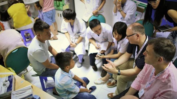 Medicos britanicos voluntarios realizaran cirugias de trauma craneofacial en Vietnam hinh anh 1